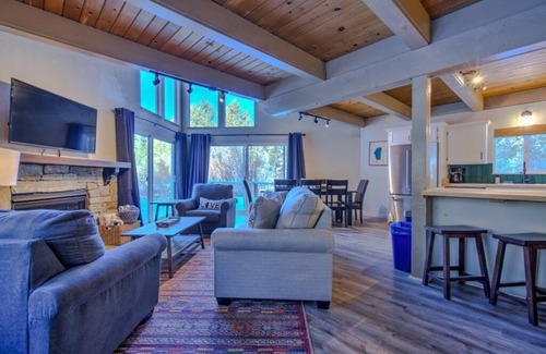 Pioneer Trail Ski Chalet | Beautiful South Lake Tahoe Meadow View Chalet. Dog Friendly. ACnn