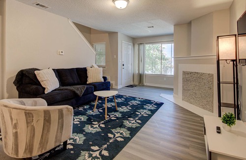 East Riverside - Oltorf Apartment | Beautiful, Spacious 2B Comfy King Beds, Fast WiFi