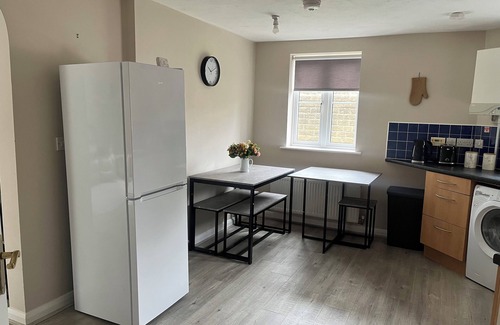 Bingley House | Beautiful & Spacious 2 Bed House, Sleeps 5: Easy access to Leeds & Bradford