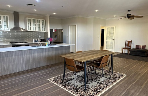 Byford House | Beautiful Spacious house in Byford