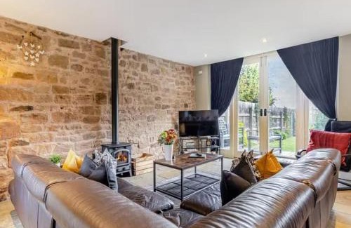 Marsh Lane House | Beautiful Stone Barn with Hot Tub on a Quiet Farm