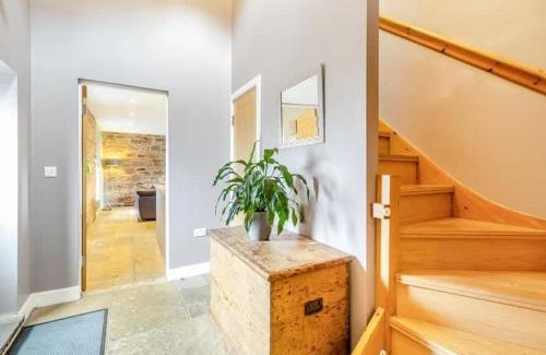 Marsh Lane House | Beautiful Stone Barn with Hot Tub on a Quiet Farm