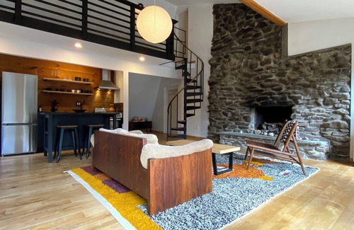 Kerhonkson Cottage | Beautiful stream side cottage in the woods