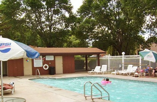 Spirit Lake Apartment | Beautiful studio unit at resort, sleeps 4