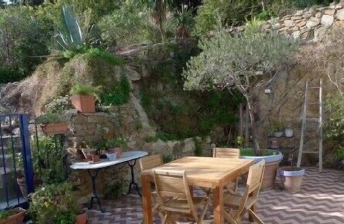 Sainte-Maxime City Centre Apartment | Beautiful Studio With Large Private Terrace. Sleeps2-4. 2 Mins To Beaches.