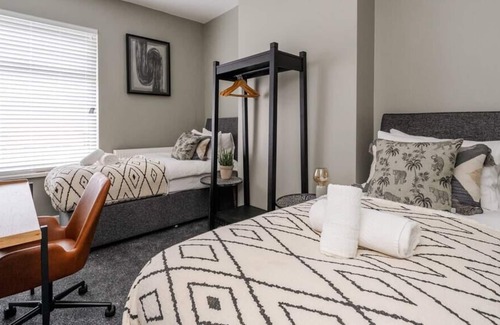 Middleton House | Beautiful, Stylish Home | Just 20 Mins to MCR