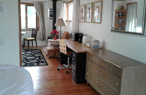 Nelson Bed & Breakfast | Beautiful Suite-Like Room Near Downtown