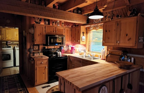 Vesta Cabin | Beautiful Sunsets & Amazing Stars in every season, Family-owned gem.