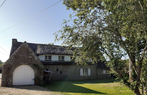 Carnac House | Beautiful thatched cottage in the middle of the field
