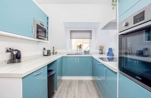Llandudno Apartment | Beautiful top floor Apartment close to the beach and outdoor pool!