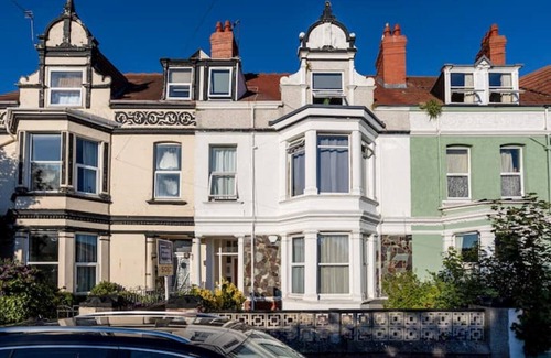 Llandudno Apartment | Beautiful top floor Apartment close to the beach and outdoor pool!