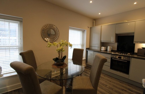 Basingstoke Apartment | Beautiful town center apartment with high ceilings and beams