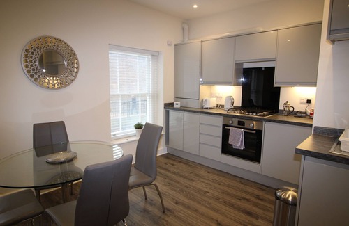 Basingstoke Apartment | Beautiful town center apartment with high ceilings and beams