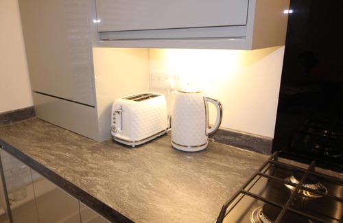 Basingstoke Apartment | Beautiful town center apartment with high ceilings and beams