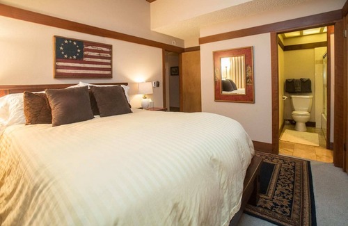 Tahoe Tavern House | Beautiful Townhouse- Walk to Tahoe City!