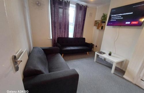 Woolwich Riverside Apartment | Beautiful Two Bedroom Apt near London O2 Arena