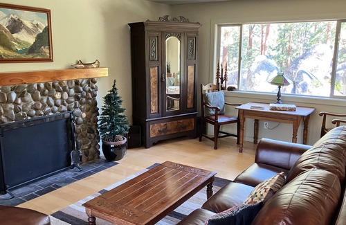 Skyland Ski Chalet | Beautiful two level Chalet in upscale lakefront neighborhood