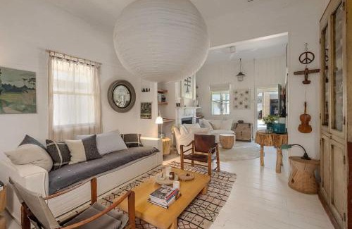Bangalow House | Beautiful Unique Cottage -Pet-Friendly-walk to town