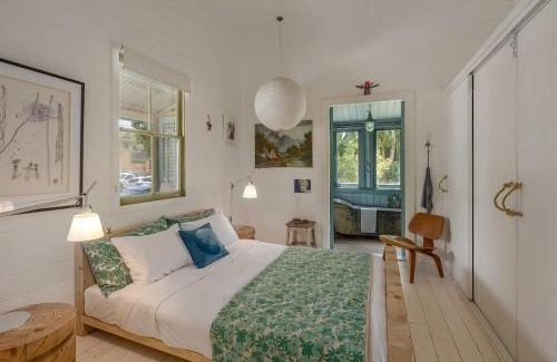 Bangalow House | Beautiful Unique Cottage -Pet-Friendly-walk to town