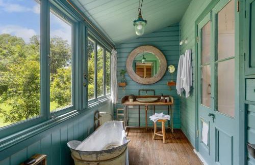 Bangalow House | Beautiful Unique Cottage -Pet-Friendly-walk to town