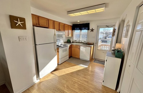 Caine Woods House | Beautiful updated condo w modern decor, overlooking Fenwick lighthouse from deck