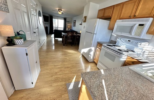 Caine Woods House | Beautiful updated condo w modern decor, overlooking Fenwick lighthouse from deck