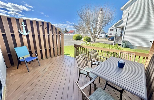 Caine Woods House | Beautiful updated condo w modern decor, overlooking Fenwick lighthouse from deck