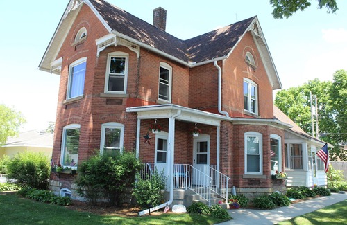 Guttenberg House | Beautiful Victorian Home One Block from Mississippi River!