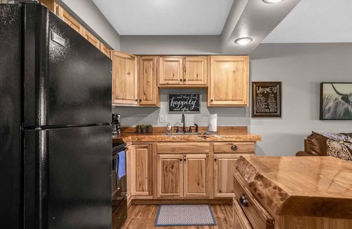 Notch Estates Condo | Beautiful Views! King Bed, 1 Mile to Silver Dollar City, 2 Pools! | 2-8