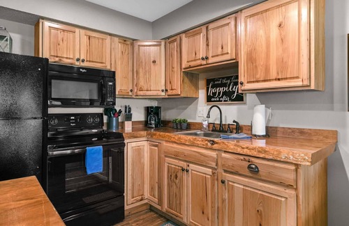 Notch Estates Condo | Beautiful Views! King Bed, 1 Mile to Silver Dollar City, 2 Pools! | 2-8