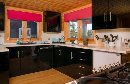 Hopton House | Beautiful villa for 4 guests with hot tub, WIFI and balcony