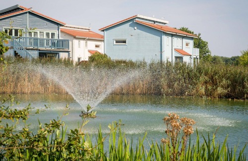 Hopton House | Beautiful villa for 4 guests with hot tub, WIFI and balcony