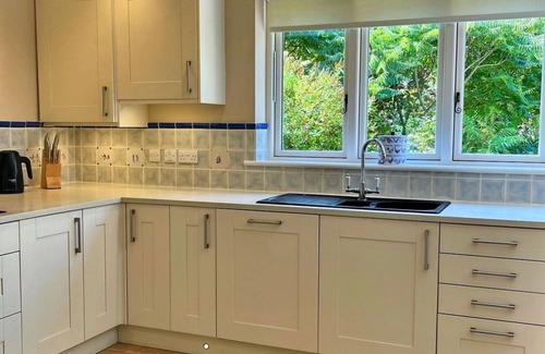 Kingham House | Beautiful villa for 6 guests with WIFI, pool and pets allowed