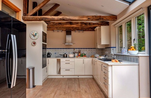 Kingham House | Beautiful villa for 6 guests with WIFI, pool and pets allowed