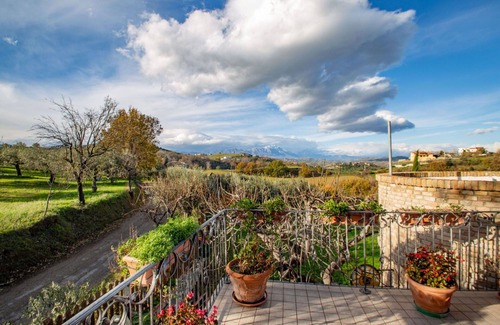 Collecorvino Villa | Beautiful villa for 6 guests with WIFI, A/C and terrace