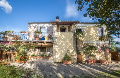 Collecorvino Villa | Beautiful villa for 6 guests with WIFI, A/C and terrace