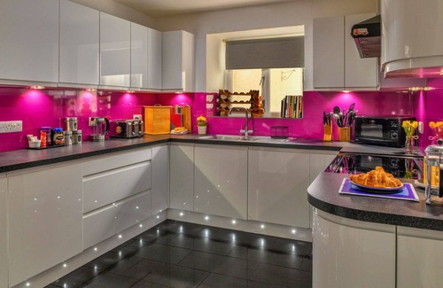 Cwmtirmynach House | Beautiful villa for 8 people with WIFI, TV and pets allowed