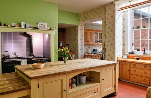 Carlisle House | Beautiful villa for 19 people with WIFI, hot tub, TV, terrace, pets allowed and parking