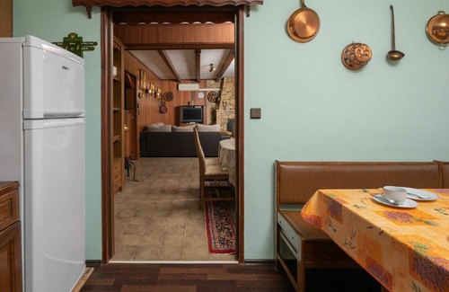Marceljani House | Beautiful villa for 12 guests with WIFI, A/C, private pool, TV and terrace