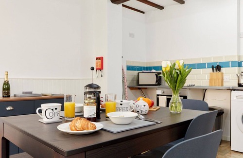 Dalbury Lees House | Beautiful villa for 19 guests with WIFI, hot tub and parking