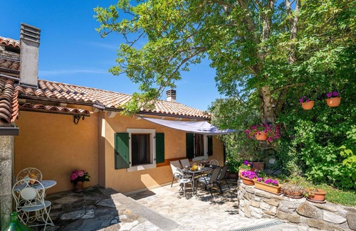 Grabri House | Beautiful villa for 7 guests with private pool, WIFI, hot tub, A/C, TV, pets allowed and parking