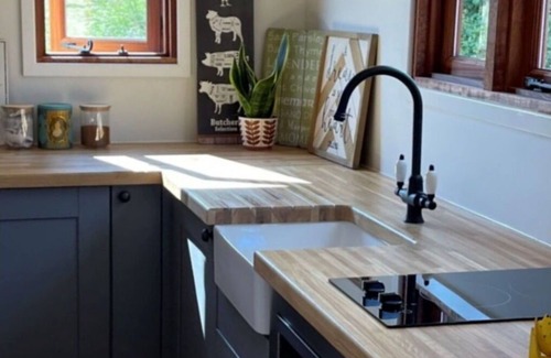 Alkborough House | Beautiful villa for 16 people with hot tub, WIFI, TV and pets allowed