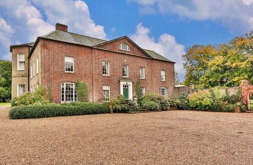 Alkborough House | Beautiful villa for 16 people with hot tub, WIFI, TV and pets allowed