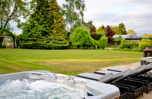 Tring House | Beautiful villa for 16 people with WIFI, hot tub and pets allowed