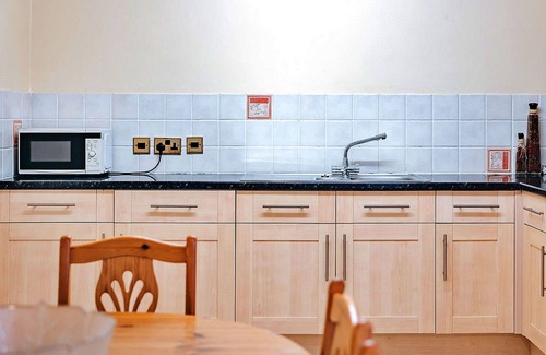 Eaton Mascott House | Beautiful villa for 2 people with WIFI, TV and pets allowed