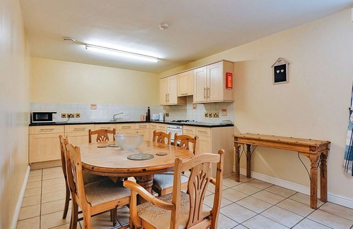 Eaton Mascott House | Beautiful villa for 2 people with WIFI, TV and pets allowed