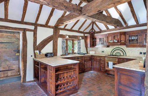 Crawley Down House | Beautiful villa for 6 guests with hot tub, WIFI and TV