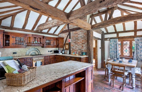 Crawley Down House | Beautiful villa for 6 guests with hot tub, WIFI and TV