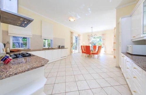 Vale do Garrao Villa | Beautiful villa in Villas Alves. Smart interior, private swimming pool and large garden ES39 - Almancil, Algarve