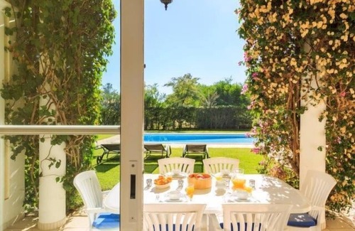 Vale do Garrao Villa | Beautiful villa in Villas Alves. Smart interior, private swimming pool and large garden ES39 - Almancil, Algarve